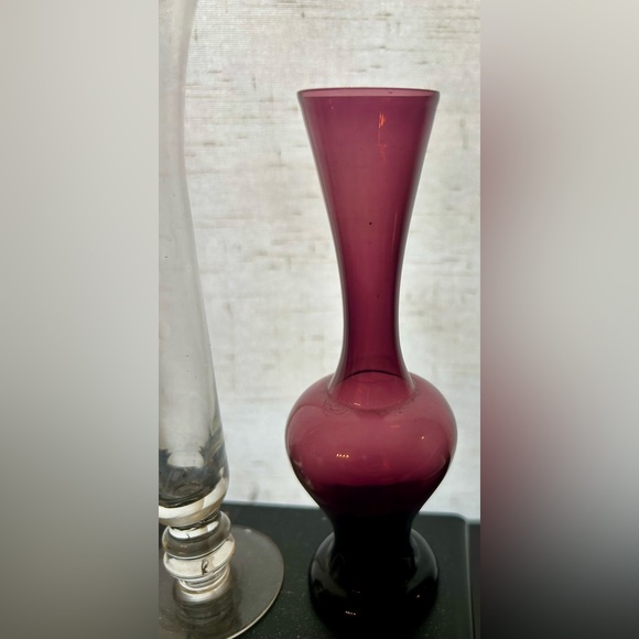 2 vintage bud vases. Amethyst 6” and 7.25” etched glass with grapes. - Picture 8 of 11